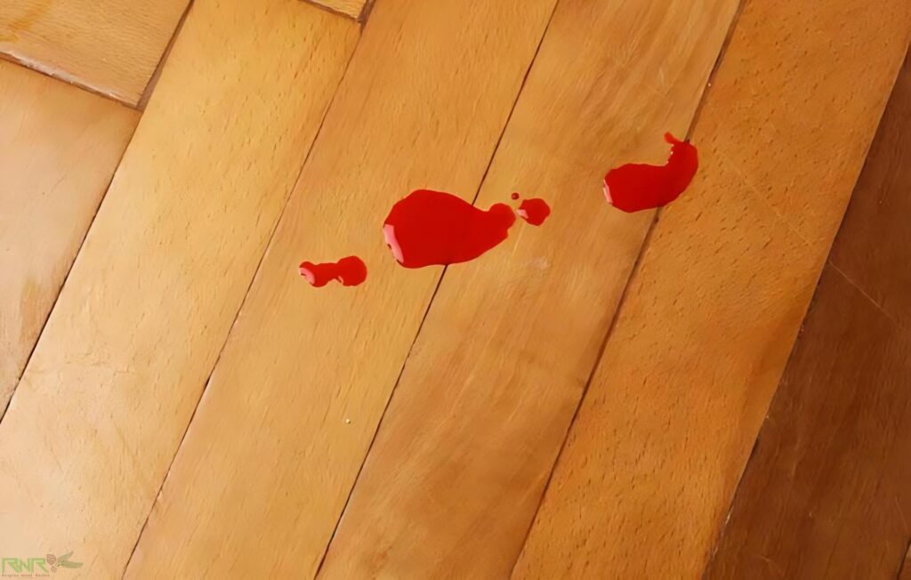 لکه های ایجاد شده در اثر ریختن خون روی چوب پلاست